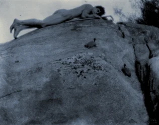 Naakte jongeman op rotsen met schildpad en herdersstaf, ca. 1906