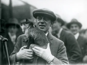 Een Zwartkuifmangabey, mogelijk Freckles, met zijn verzorger, tijdens een buitenuitzending van London Zoo, 1925