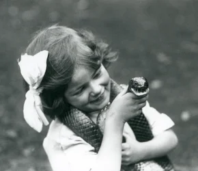 Een jong meisje Betty met een Oostelijke Indigo Slang, London Zoo, 1924