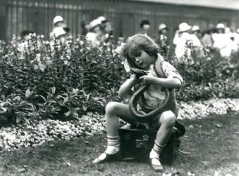 Een jong meisje Betty met een Oostelijke Indigo Slang, zittend op een leren koffer, London Zoo, 1924