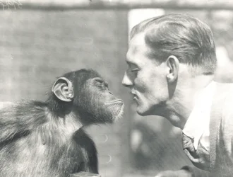 Booboo de chimpansee en John Shelly in ZSL London Zoo, september 1927