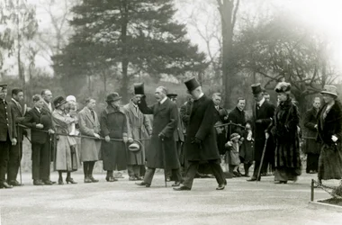 Koning George V, die zijn hoed opheft naar de menigte vooraan zijn gevolg, tijdens een bezoek aan de Londense dierentuin om officieel het aquarium te openen, april 1924
