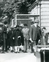 Sir Peter Chalmers Mitchell met Ethiopische Regent Haile Selassie en zijn gevolg, London Zoo