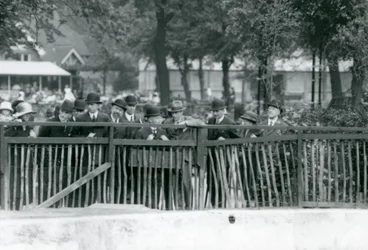De koning van Italië, Victor Emmanuel III, bezoekt London Zoo in 1924