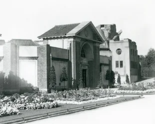 Het reptielenhuis in London Zoo in 1928, met formele bloemperken langs de paden naar de ingang