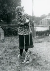 Twee leeuwenwelpen met een jonge vrouw in London Zoo, augustus 1925