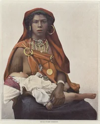 Een jonge Berbervrouw die haar baby borstvoeding geeft