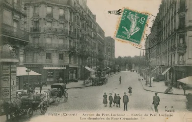 Avenue du Pere-Lachaise in het 20e arrondissement van Parijs, Frankrijk. Straatbeeld met de ingang van de Pere Lachaise begraafplaats en de schoorstenen van het crematorium. Ansichtkaart verzonden in 1913