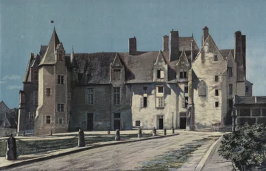 Bauge, Kasteel (Stadhuis en Gendarmerie), Uitzicht op het plein