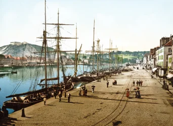Boten aangemeerd in Cherbourg met het oude fort op de achtergrond, 1890-1900