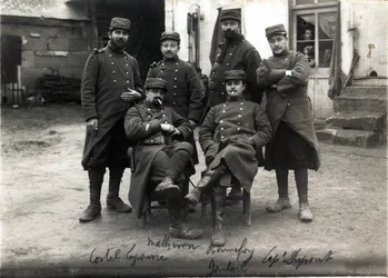 Eerste Wereldoorlog (1914-1918): telefonisten en secretaresses van de Generale Staf van kolonel Debenedetti (?) boerderij Laroque nabij Roye sur Matz (Roye-sur-Matz, Oise). Maart 1915