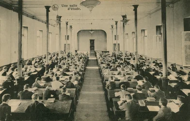 Franse schoolklas. Saint-Roch, Ferrieres. Ansichtkaart verzonden op 25 oktober 1913.
