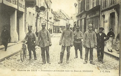 Duitse gevangenen op de straten van Soissons, Frankrijk, Eerste Wereldoorlog
