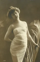 Meisje, bedekt met een laken, met een verlangende uitdrukking