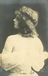 Meisje dat over haar schouder kijkt (zw/w foto)