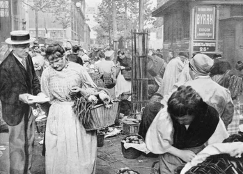 Straatverkoper tussen de kopers en verkopers, Les Halles, Parijs, 1896