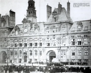 Een ballon opblazen met de verklaringen van de Commune eraan bevestigd buiten het Hotel de Ville, Parijs, 3 mei 1871