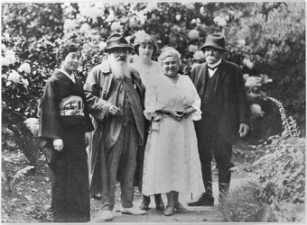 Madame Kuroki, Claude Monet (1840-1926), Alice Butler (1894-1949), Blanche Hoschede-Monet en Georges Clemenceau (1841-1929) in de Tuin van Giverny