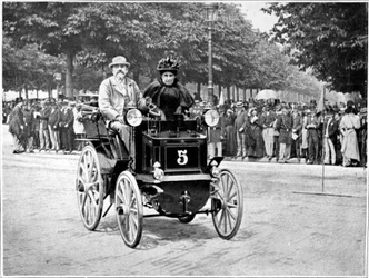 De heer en mevrouw Levassor bij de start van de race Parijs - Bordeaux - Parijs.