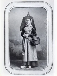 Fotovizierkaart met Franse regionale klederdracht, ca. 1860-70