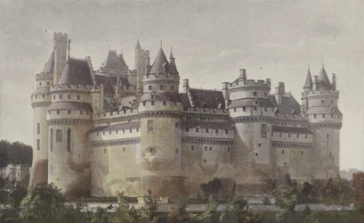 Pierrefonds, kasteel (zicht vanaf de weg naar Villers-Cotterets)