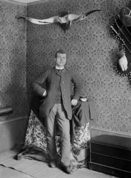 Portret van een jonge man, poserend in de Abdij van Septfontaines, nabij Bourmont en Haute Marne. Fotografie eind 19e eeuw. Ducos Collectie.