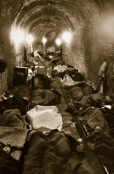 Inwoners van Le Havre zoeken toevlucht in de treintunnels, september 1940