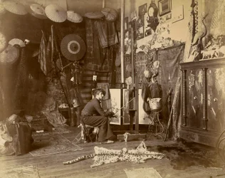 De Franse schilder Rochegrosse gefotografeerd in zijn studio, ca. 1885 (gelatinezilverdruk)