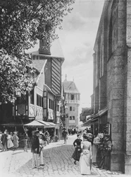 De Rue des Vieilles Ecoles en de Kerk van Saint Julien, in Oud Parijs, op de Exposition Universelle van 1900
