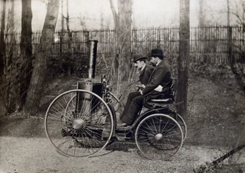 Het eerste stoomvoertuig bestuurd door de Graaf van Dion