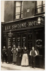 De voorkant van het wijn- en hoteldebiet, uitgebaat door M.Vaissade, op 22 rue de Sevigne, Parijs. Ansichtkaart begin XXe eeuw.