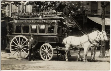De patache (collectieve paardenwagen) van de lijn Pantheon Place Courcelles, Parijs, met patachon (rijtuig) en ontvanger. Ansichtkaart begin XXe eeuw.