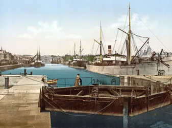 Uitzicht op het kanaal vanaf de sluisdeuren in Caen, 1980-1900