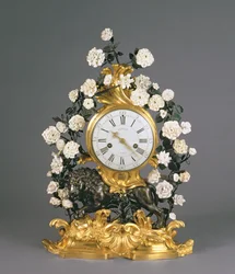 Een Louis XV klok, Vincennes/Mennecy, c.1750