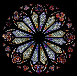 Een laat 13e-eeuws roosvenster met wat origineel glas (glas-in-lood)
