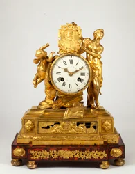 Een late Louis XV vergulde bronzen schoorsteenklok met een profielmedaillon van Hendrik IV vastgehouden door Venus