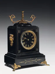 Een schoorsteenklok van zwart compositiesteen, met gegraveerde decoratie, met poten, knoppen en fittingen in verguld messing, door Jausions van Pau, Frankrijk, ca. 1876-78