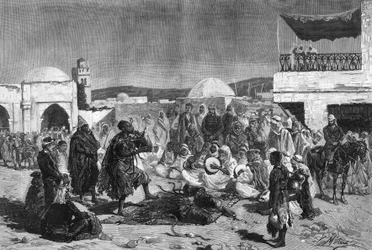 Een slangenbezweerder op het Souk-plein van Beja in Tunesië