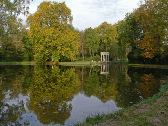 Een uitzicht op het Kasteel: de tuinen met de Tempel van Venus