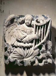 Engel Muzikant die harp speelt (bas-reliëf)