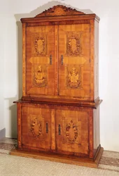 Kast met marqueterie met Franse revolutionaire motieven en slogans, eind 18e eeuw