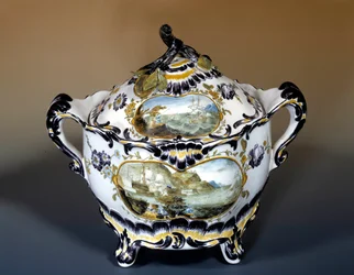 Grote sipiere, paarse decor van de 18e-eeuwse rococo stijl boot