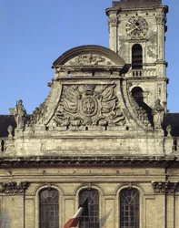 Barokke architectuur: gevel van het Stadhuis (1717 - 1721) door Heroguelle. Fronton met de wapens van de stad "Adelaarsbek en nagel" omgeven door twee standbeelden die Gerechtigheid en Kracht symboliseren. Aire-sur-la-Lys, Pas-de-Calais