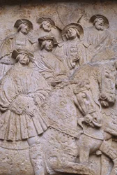 Gebeiteld stenen reliëf in binnenplaats die het Veld van Goudlaken toont, van het Hôtel de Bourgtheroulde, Rouen, Normandië, 1501-37