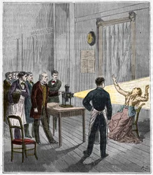 Katalepsie veroorzaakt onder invloed van licht - De Franse neuroloog Jean Martin Charcot (1825-1893) bestudeert het fenomeen van hypnose bij een patiënt in het Salpetriere-ziekenhuis met behulp van een toverlantaarn - Katalepsie - Jean Martin Charcot (1825