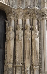 Kathedraal van Chartres, detail van het vuur rechts van de centrale baai van de koninklijke poort, van links naar rechts, een profeet, koning David, een koningin, Salomo
