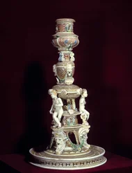 Kandelaar in fijne faience van Saint Porchaire