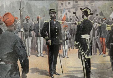 Commandant Jean-Baptiste Marchand ontving het lint van commandant van het Legioen van Eer op 30 mei 1899 in Toulon, uit handen van Admiraal de La Jaille, omringd door Senegalese ruiters van de Afrikaanse ontdekkingsmissie