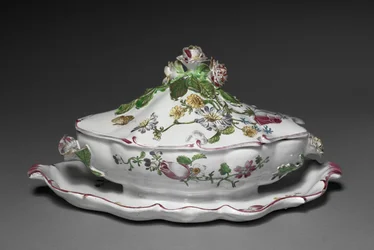 Gedekte sauskom met vaste standaard, fabrikant Veuve Perrin Factory, ca. 1765