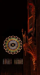 Uitzicht naar het westen met het orgel en het roosvenster